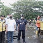 PASTIKAN PEMBANGUNAN BERJALAN LANCAR, BUPATI INHIL HM.WARDAN DAMPINGI GUBRI H.SYAMSUAR TINJAU KELAPANGAN